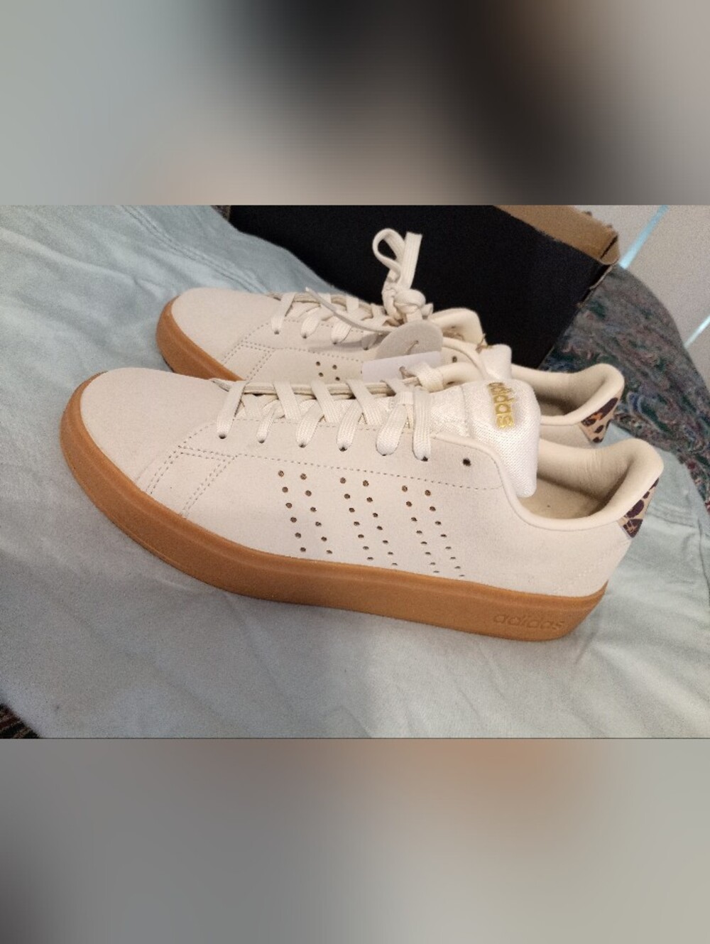 ATHLETIC SPORTY CREAM COLOR ADIDAS ADVANTAGE 2.0  SUEDE SHOES WOMENS SIZE 9